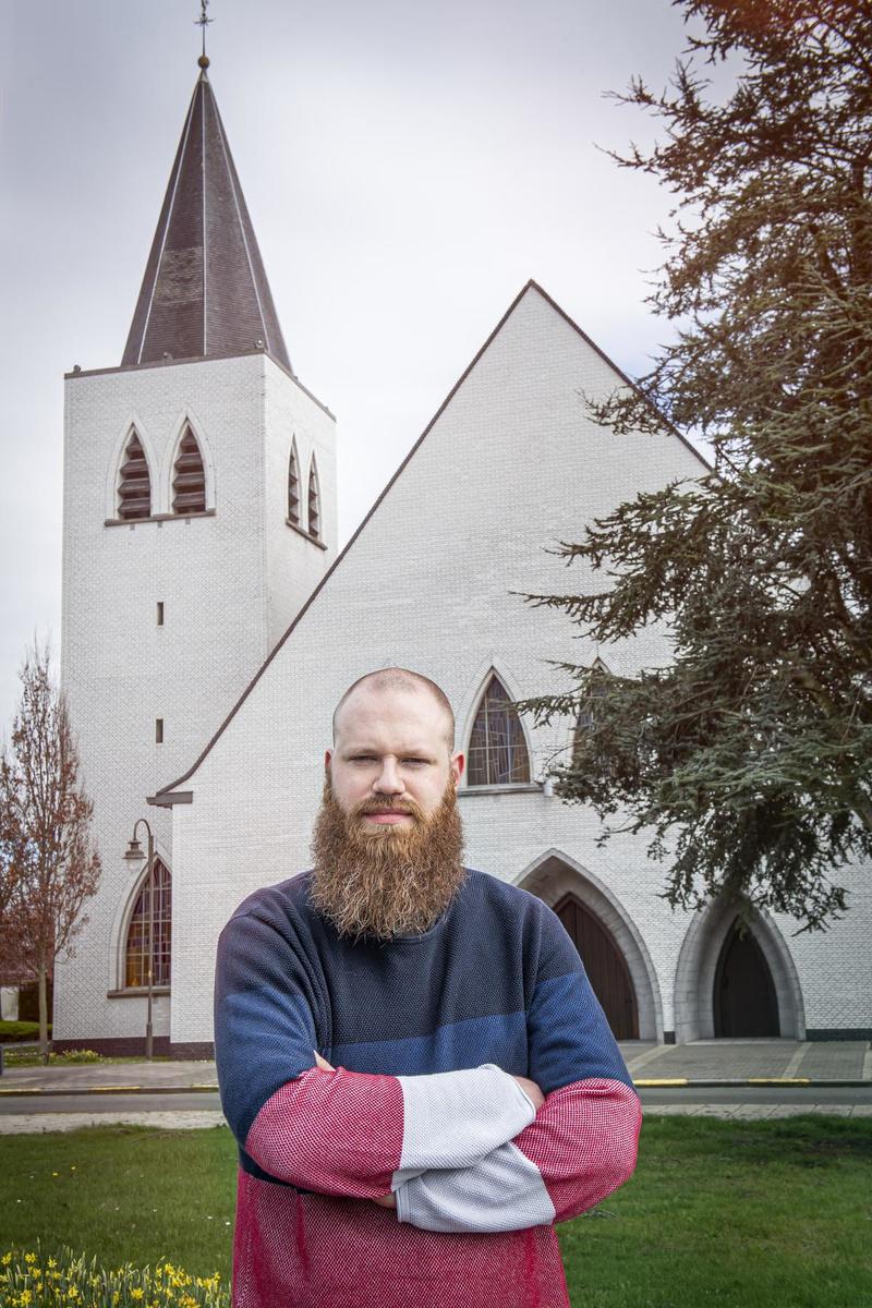 Matthias (30), priester met lege kerk: 