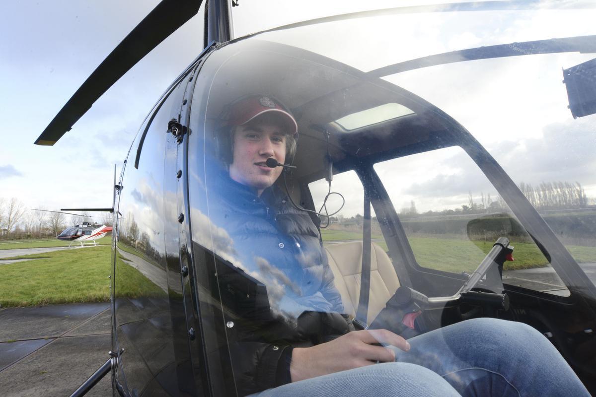 Thibaut Cauwels mag zich nu officieel helikopterpiloot noemen.
