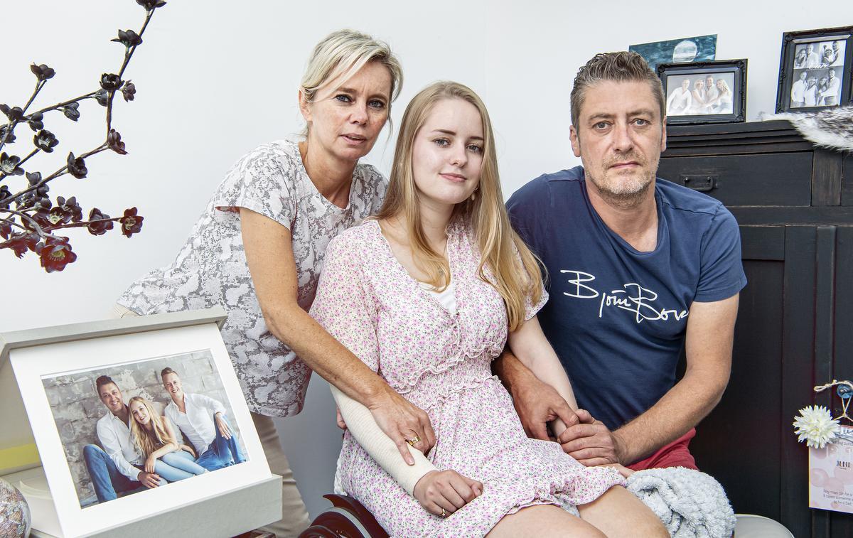 Fiene Verstraete, omringd door haar ouders Sophie Rosseel en Piet Verstraete, wil eindelijk een leven met minder pijn. En dan is een amputatie van haar linkerbeen de enige optie. (foto Joke Couvreur)