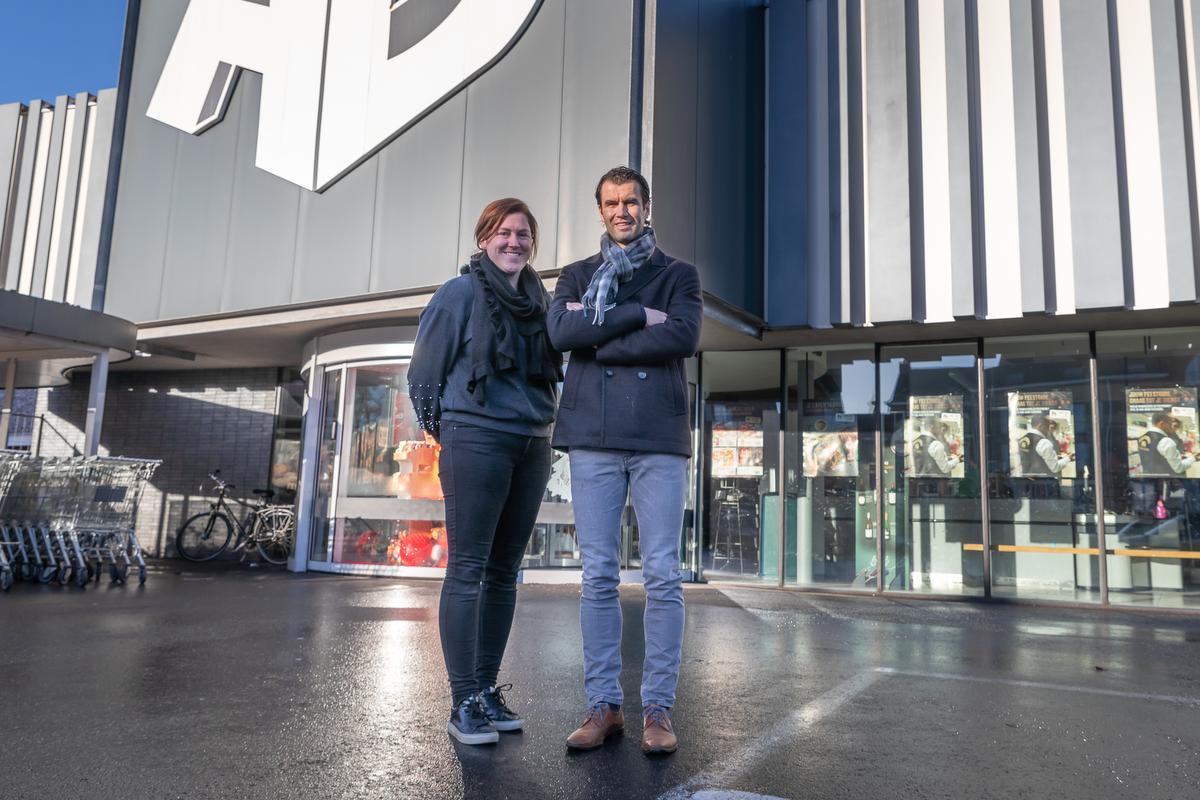 Tom Coghe met zijn zus Eline bij het realiseren van hun droom: de AD Delhaize van Tielt runnen.