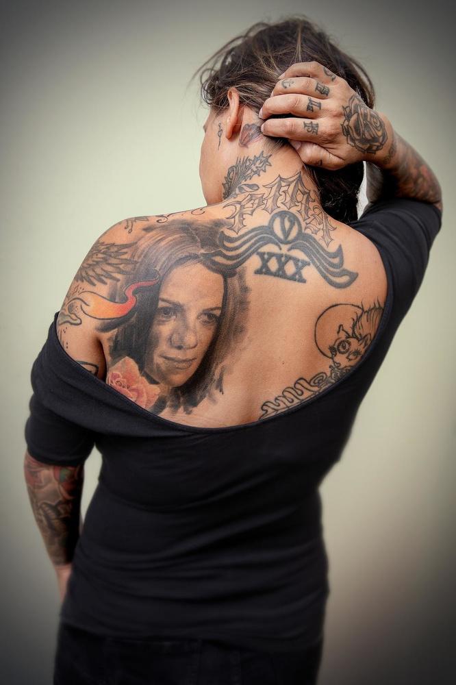 Cindy liet het portret van haar overleden moeder op haar schouder tattoeëren: 