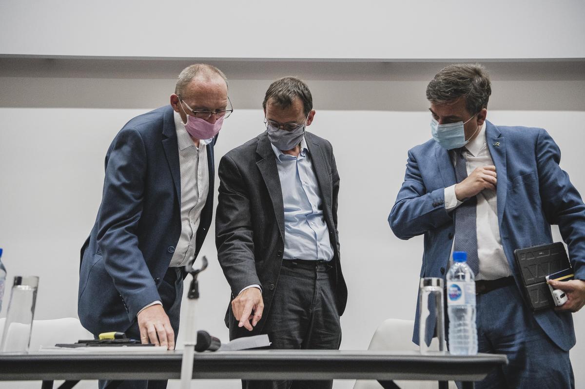 Wouter Beke (midden) geflankeerd door burgemeester en partijgenoten Jan Seynhaeve (Wevelgem) en Kris Declercq (Roeselare).