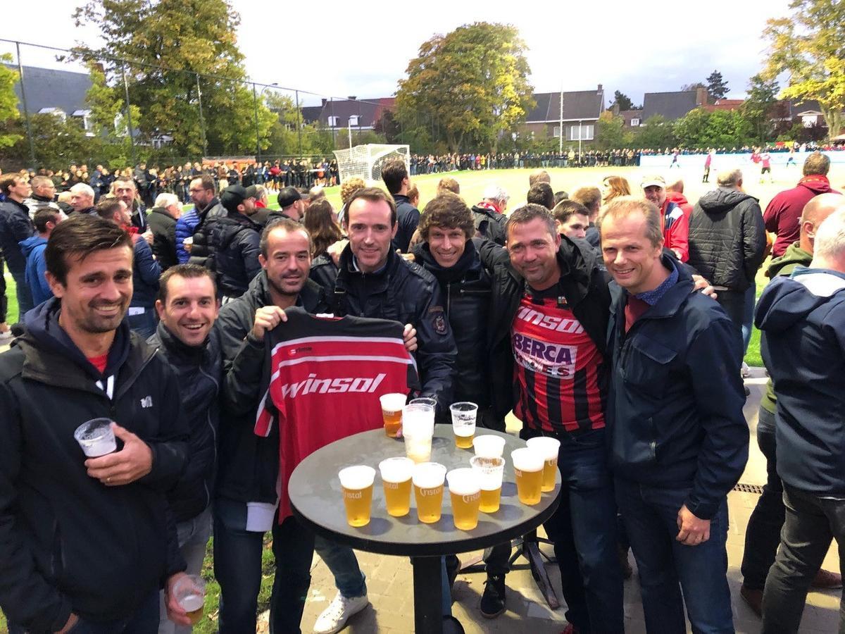 Je herkent de voetbalvrienden Bjorn Verholle, Andy Verleden, Lieven Samyn, Bram Lambert, Tom Vandenbulcke, Marc Ducheyne en Frederik Seaux bij de bekermatch Mandel United - KV Oostende aan het begin van het seizoen.