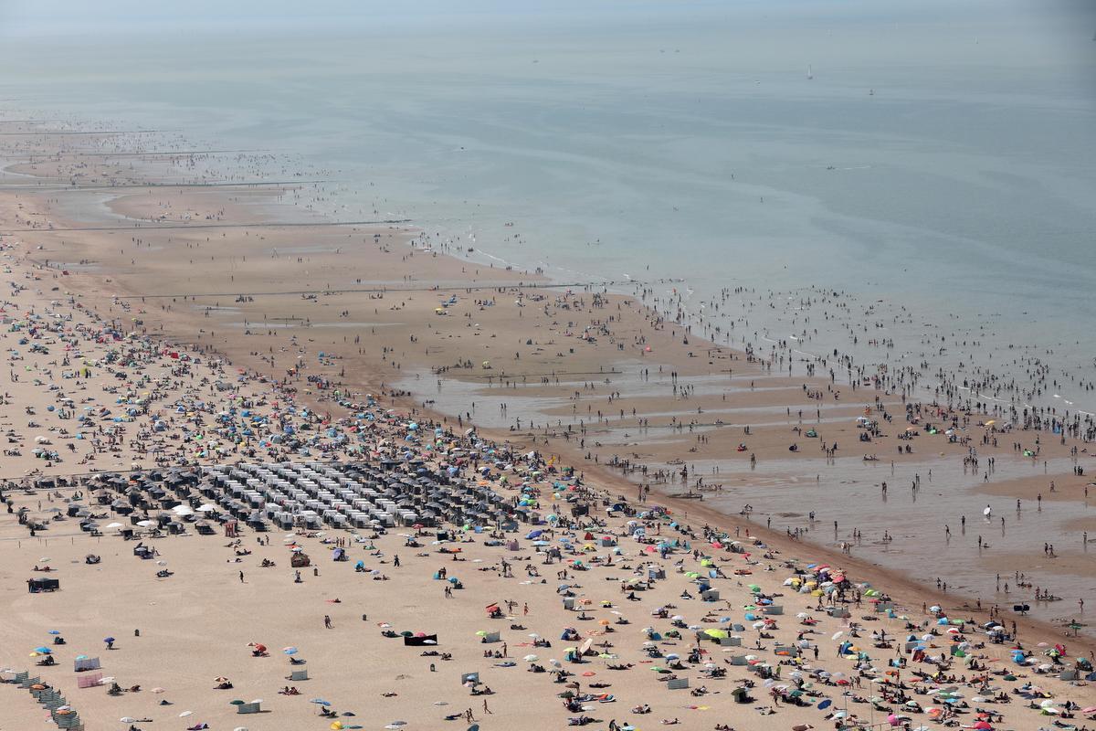Het strand van Oostende vanuit de lucht.