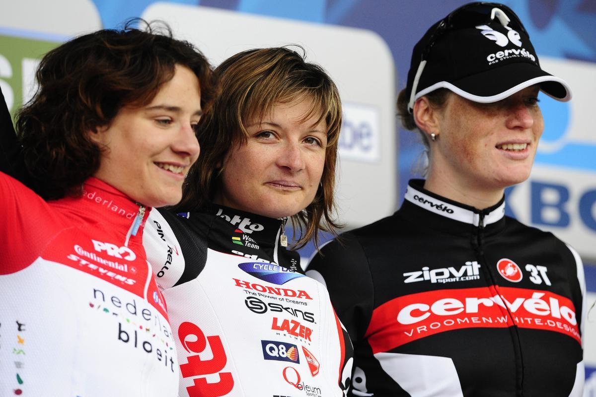 Het podium van de Ronde van Vlaanderen voor dames in 2010 met Marianne Vos, winnares Grace Verbeke en Kirsten Wild. (foto Belga)