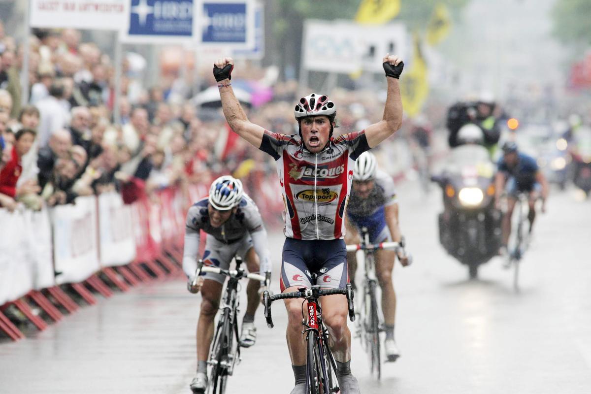 25 juni 2006. Nico Eeckhout klopt Philippe Gilbert en Tom Boonen in de sprint en wordt Belgisch kampioen. (foto Belga)