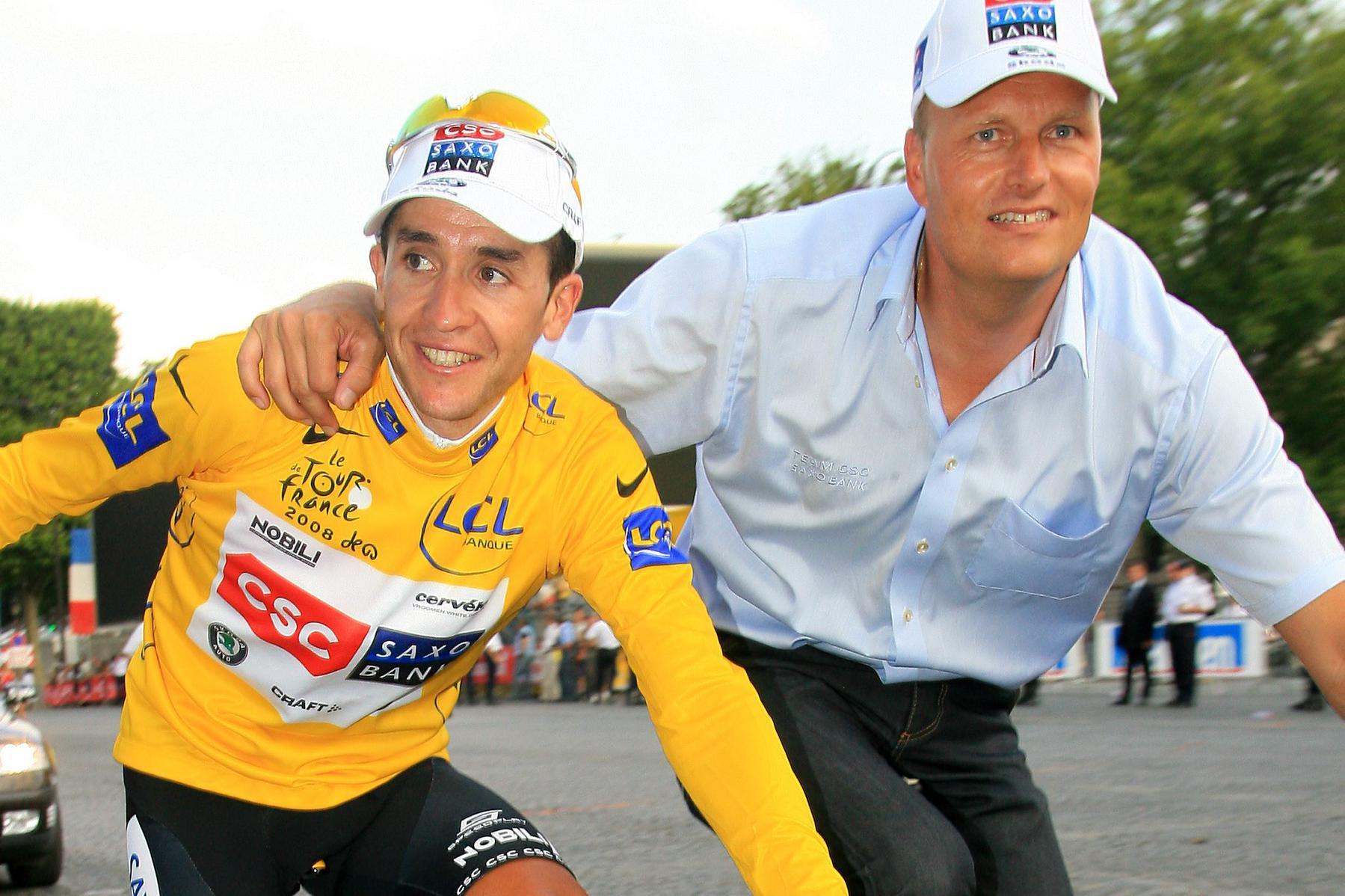 Sastre, hier met CSC-ploegleider Bjarne Riis, won in 2008 de Tour de France. (foto Belga)