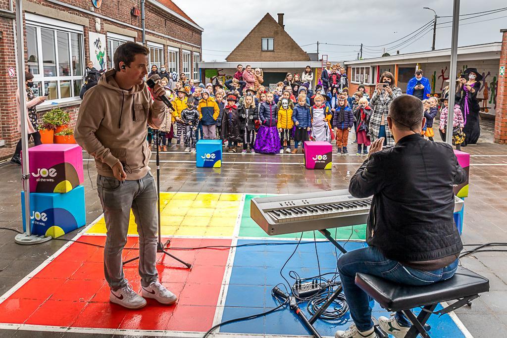 Ook Miguel Wiels was van de partij terwijl de kinderen met volle teugen genoten van het mini-optreden. (Foto Wouter Meeus)