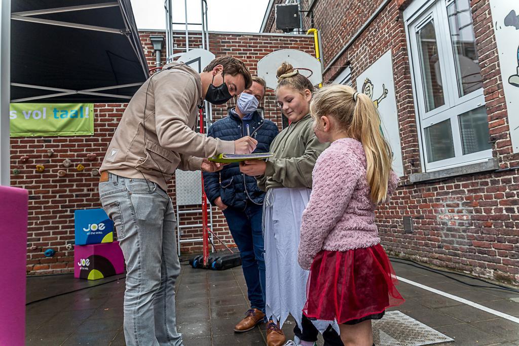 Niels nam nog de tijd om even met het gezin te praten, een foto en een handtekening. (Foto Wouter Meeus)