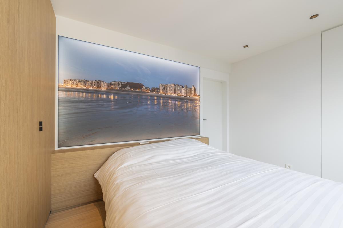 Binnenkijken in een compleet gerenoveerd appartement met zicht op zee 