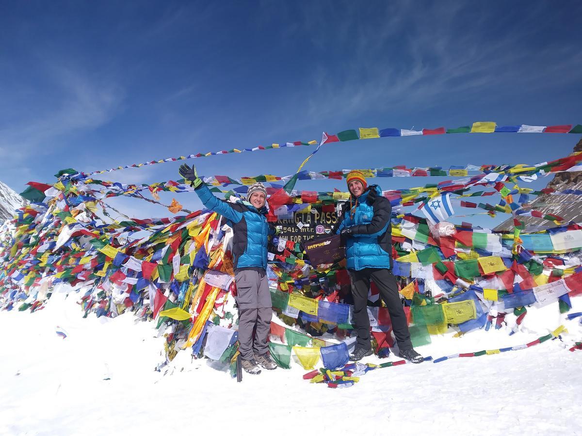 Maddy en Angelo op de Thorong La in Nepal, de hoogste bergpas ter wereld.