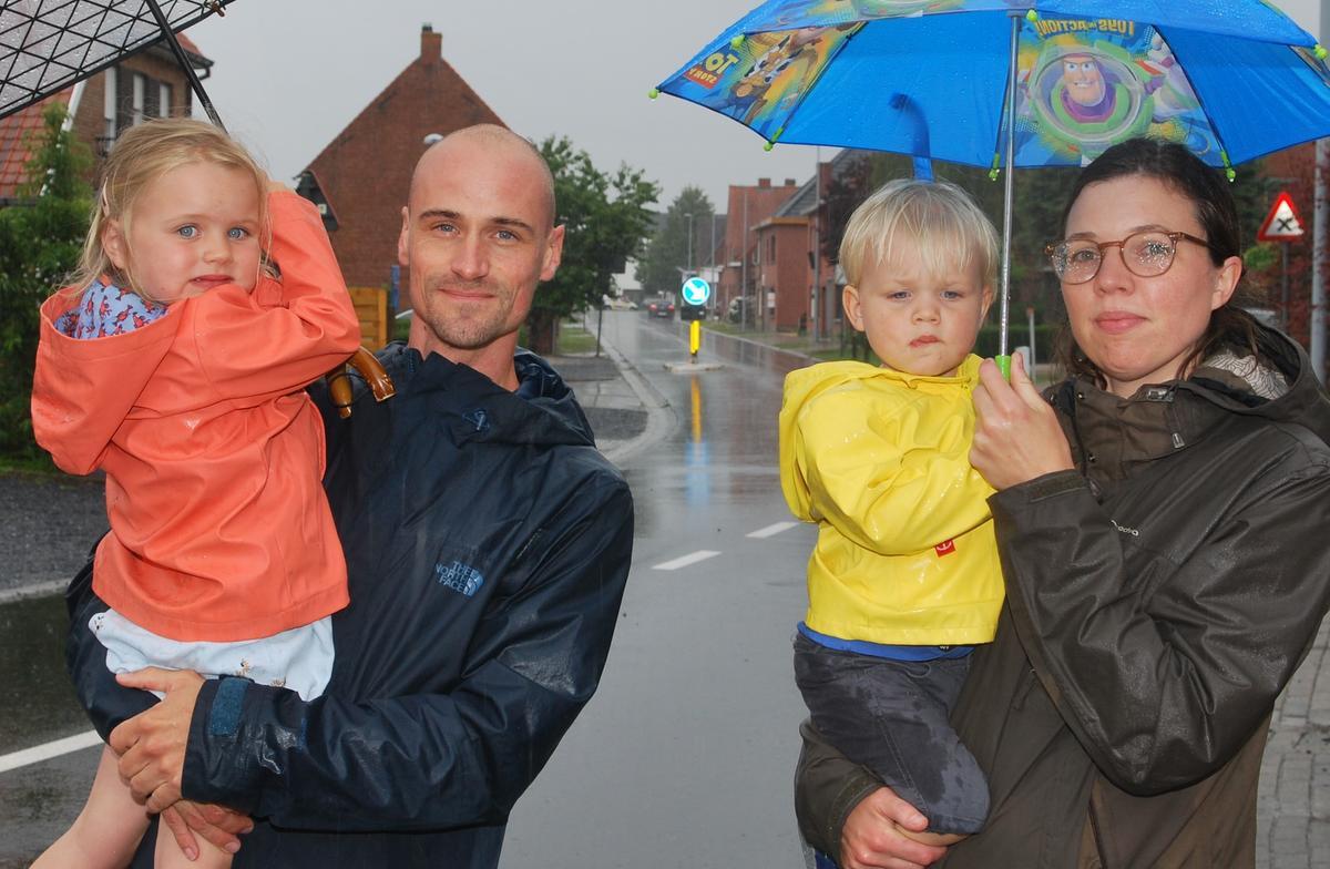 Hannes Sabbe (33) treedt als voortrekker binnen de groep bezorgde buurtbewoners op. Hij woont samen met zijn vrouw Sandrien Van Vooren (32) en hun kindjes Lena (4) en Arthur (2) in de Baanstknokstraat.