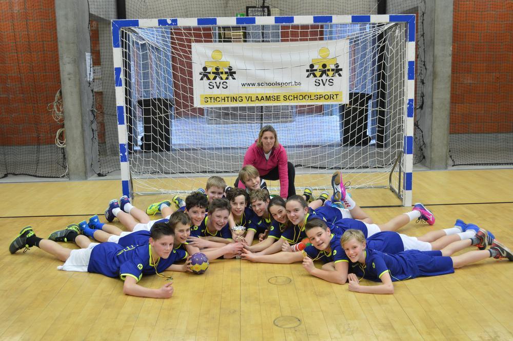 De miniemen jongens van Prizma Middenschool Izegem: Thieben Ramaker, Karsten Ramaker, Daan Vanhaverbeke, Rune Horre, Federico Lioen, Yannis Devoldere, Aaron Six, Mauro Bouckhout, Remi Verbeke, Lauren Min Jou, Geike De Baets, Louis Verscheure en coach Tine Dewaele.
