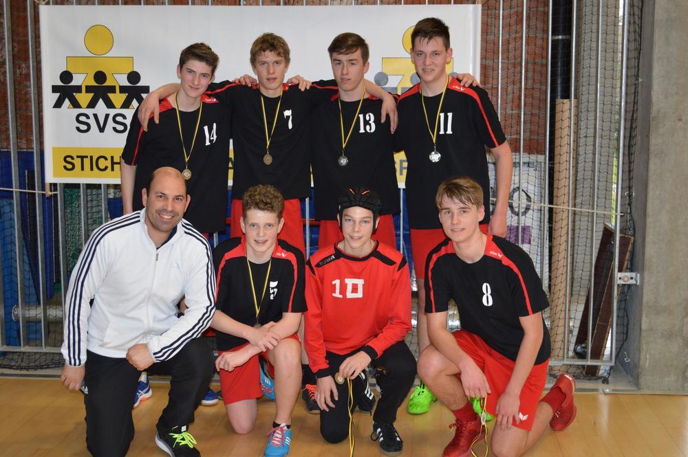 De cadetten jongens van het Provinciaal Technisch Instituut Kortrijk: Provinciaal Technisch Instituut Kortrijk: Andres Filieux, Matisse Demaeght, Ward Claeys, Robbe Vandemaele, Lukas Yserbyt, Jelle Snellings, Sem Verhoeven en coach Mourad Larit.