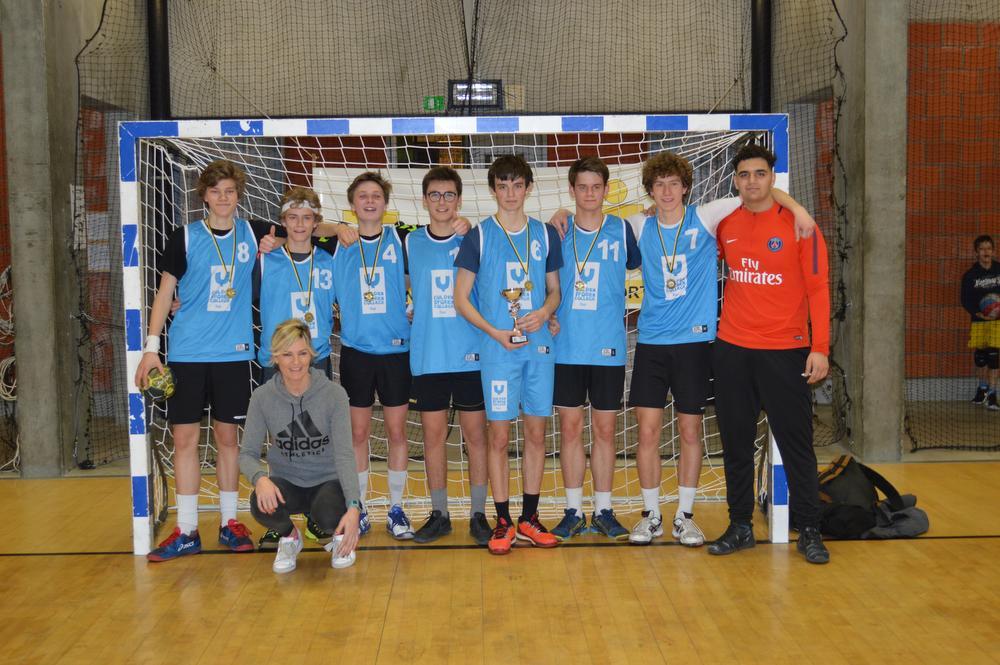 De scholieren jongens van het Guldensporencollege Kaai Kortrijk: Jeroen Guillierme, Jonathan Petit-Jean, Robbe Verscheure, Eduard Sandra, Gust Cuvelier, Manu Dumolein, Luka Tanghe, Jason Debosschere, Aghilas Amiri en coach An Duhamel.