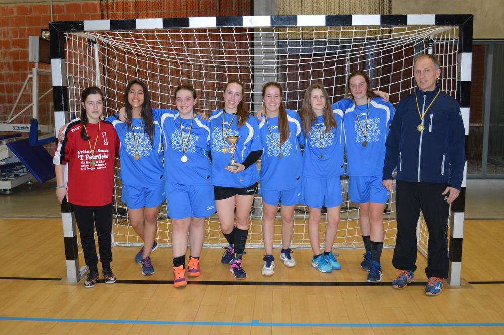 De cadetten meisjes van het Onze-Lieve-Vrouwcollege Assebroek: OLV-college Assebroek: Mara Denolf, Manon Teirlynck, Sofie Haesebrouck, Talisa Bielen, Shauni Stalpaert, Tiffani Reid Perdito, Mona D'Hertefelt en coach Patrick George.
