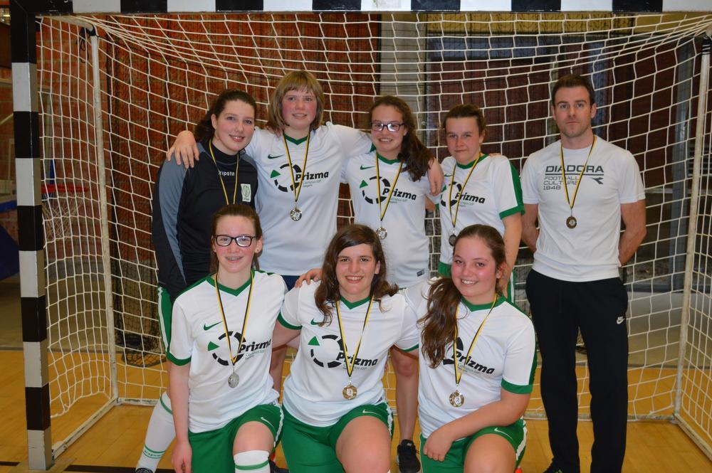 De cadetten meisjes van het Prizma campus IdP Izegem: E. Messely, H. Viaene, L. Caset, K. Deceuninck, D. Staelens, A. Desmet, I. Reubens en coach Bram Bouckaert.