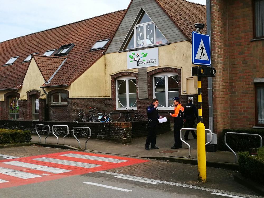 VIDEO Auto schept kind op aan school in Houthulst, slachtoffer (9) niet meer in levensgevaar