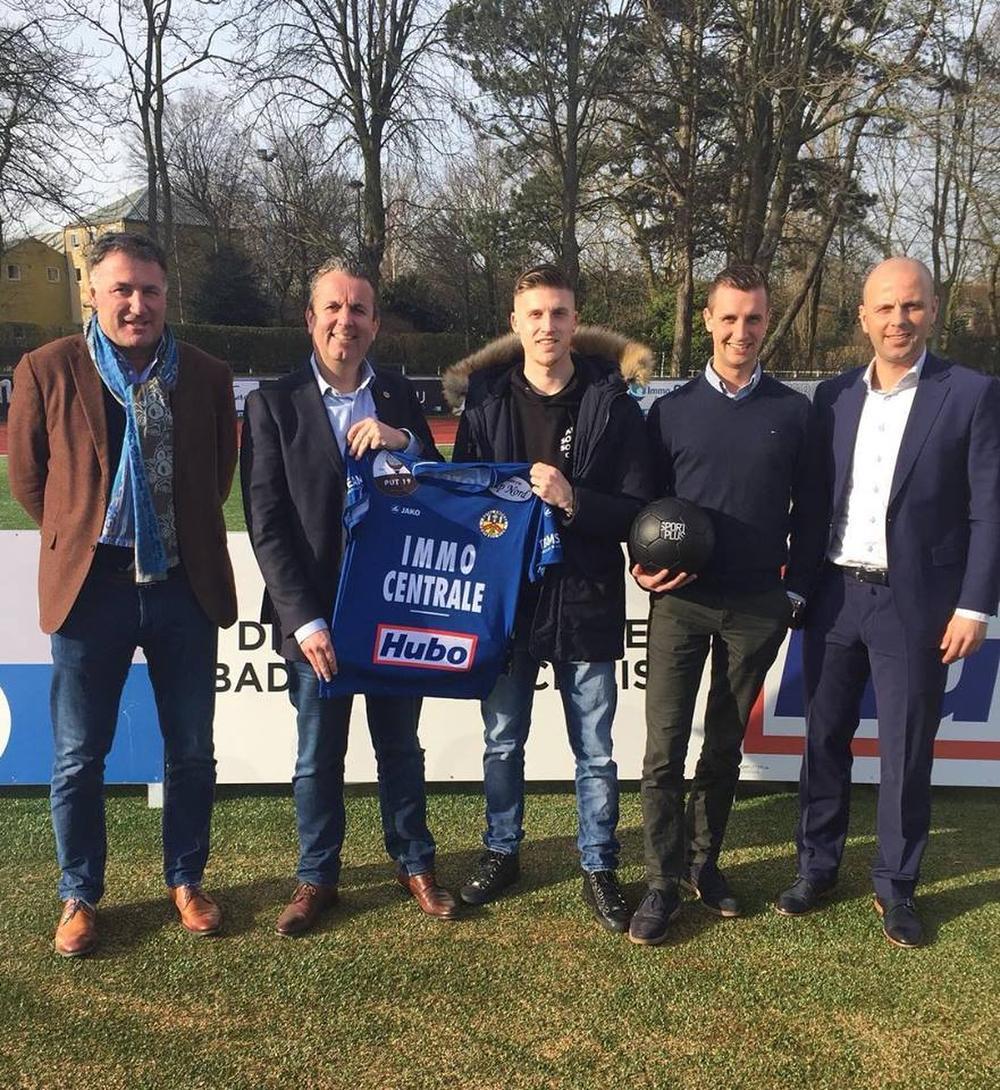 Tibo Van de Velde (centraal) is straks ook nieuw bij Knokke FC. Je herkent links naast hem trainer Yves Van Borm en voorzitter Vincent Van Honsebrouck. Rechts zie je Jonas Vande Velde (manager Tibo) en Kristof Arys (sportief coördinator).
