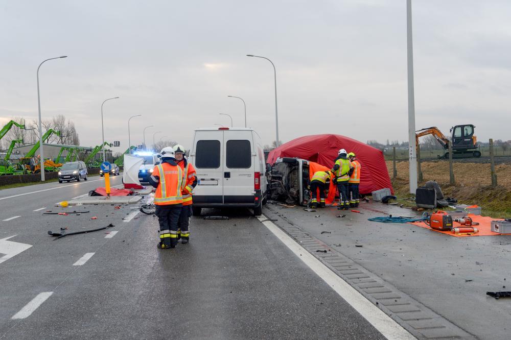 De Rijksweg is volledig afgesloten in beide richtingen.