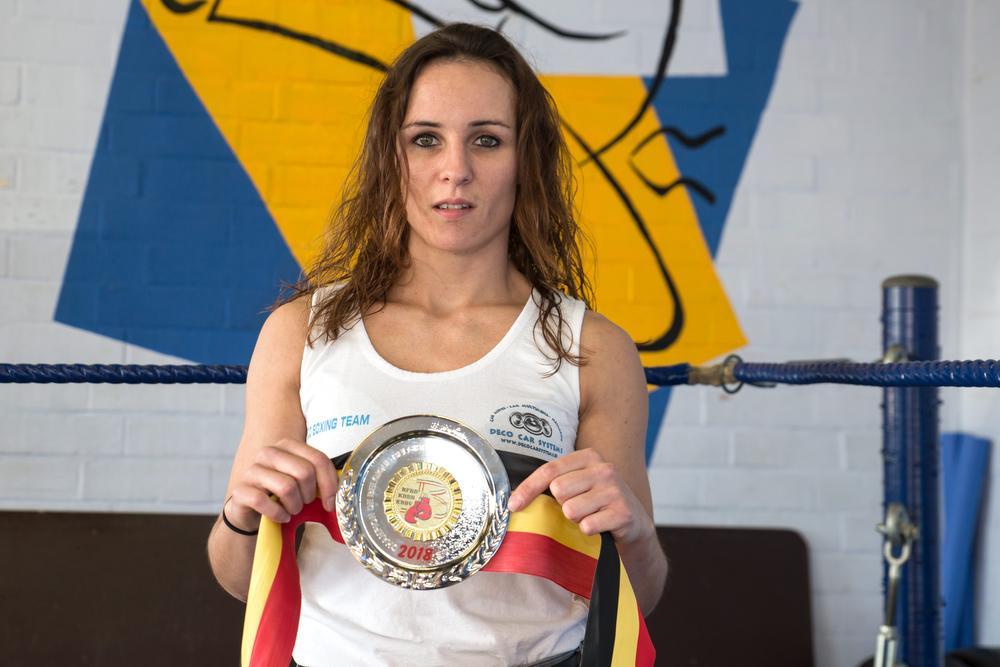 Amy Naert is Belgisch bokskampioene bij de liefhebbers.