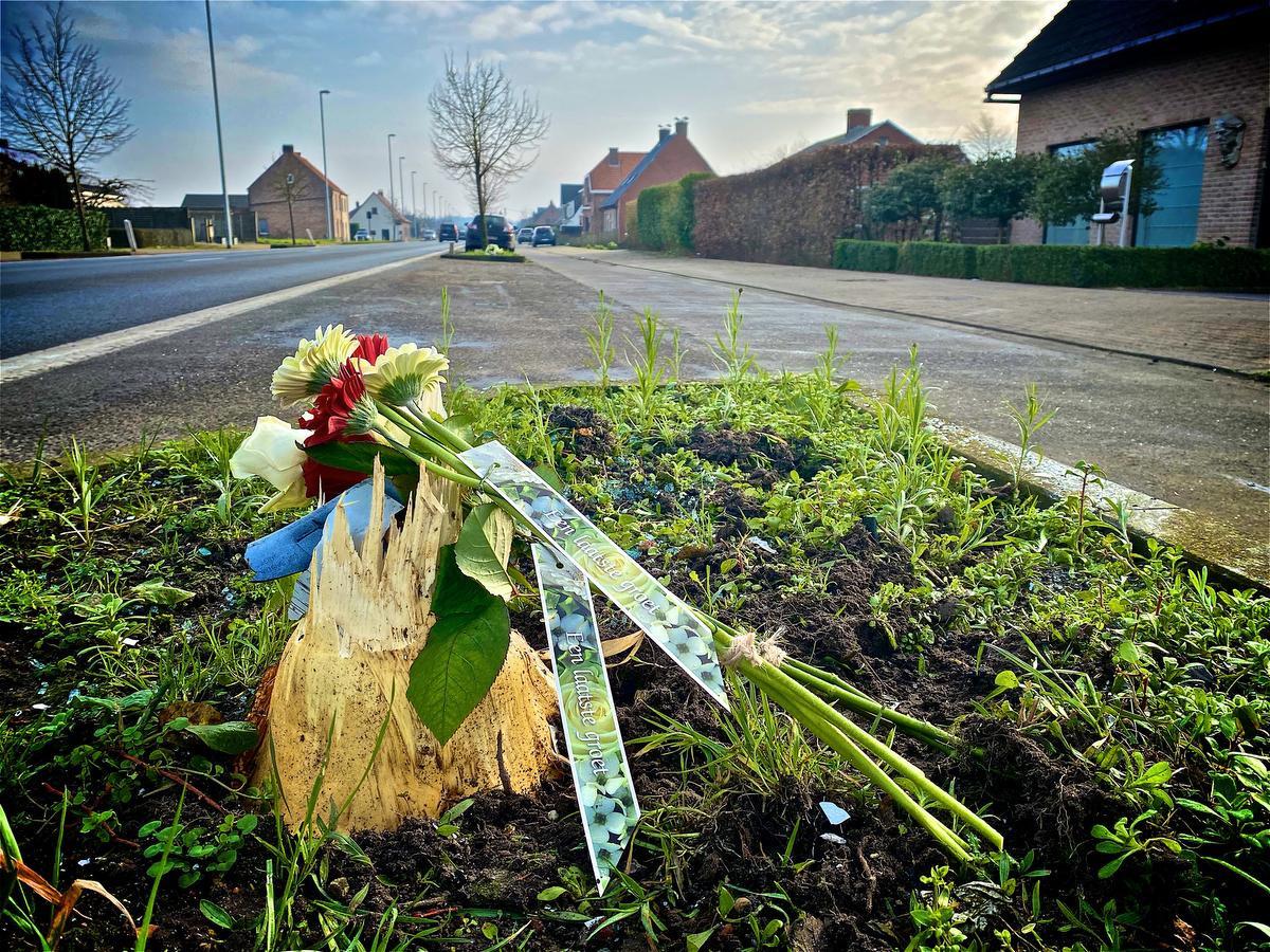 Op de plaats van het ongeval werden bloemen neergelegd.