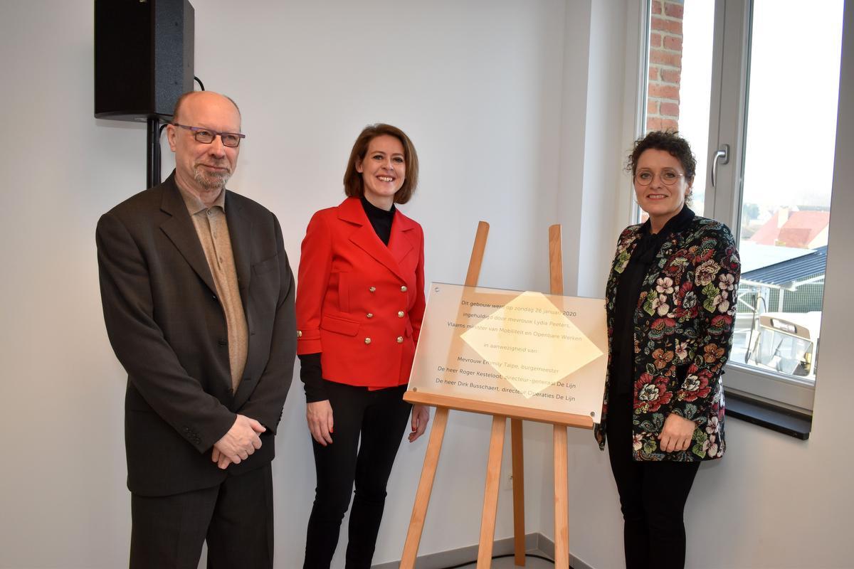 Roger Kesteloot (directeur-generaal van De Lijn), burgemeester Emmily Talpe en Lydia Peeters (Vlaams minister van Mobiliteit) openden de nieuwe stelplaats.