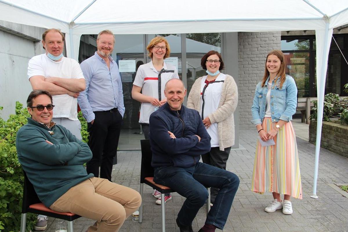 Tom Hoornaert verrast Ardooie met balkonconcert KW.be