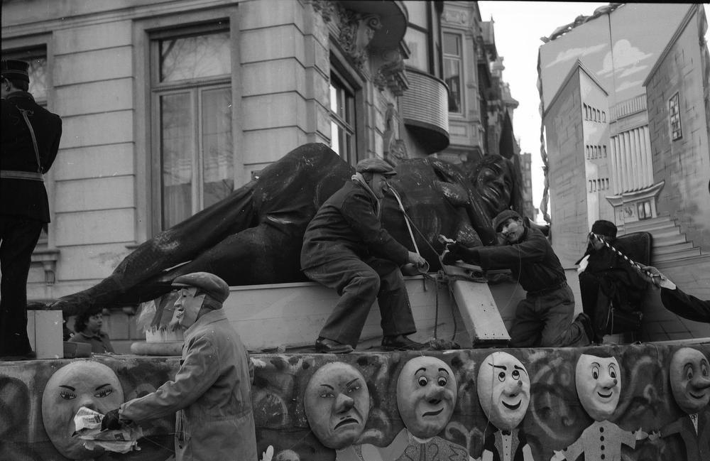 Carnavalstoet 1956 - praalwagen met Dikke Matille.