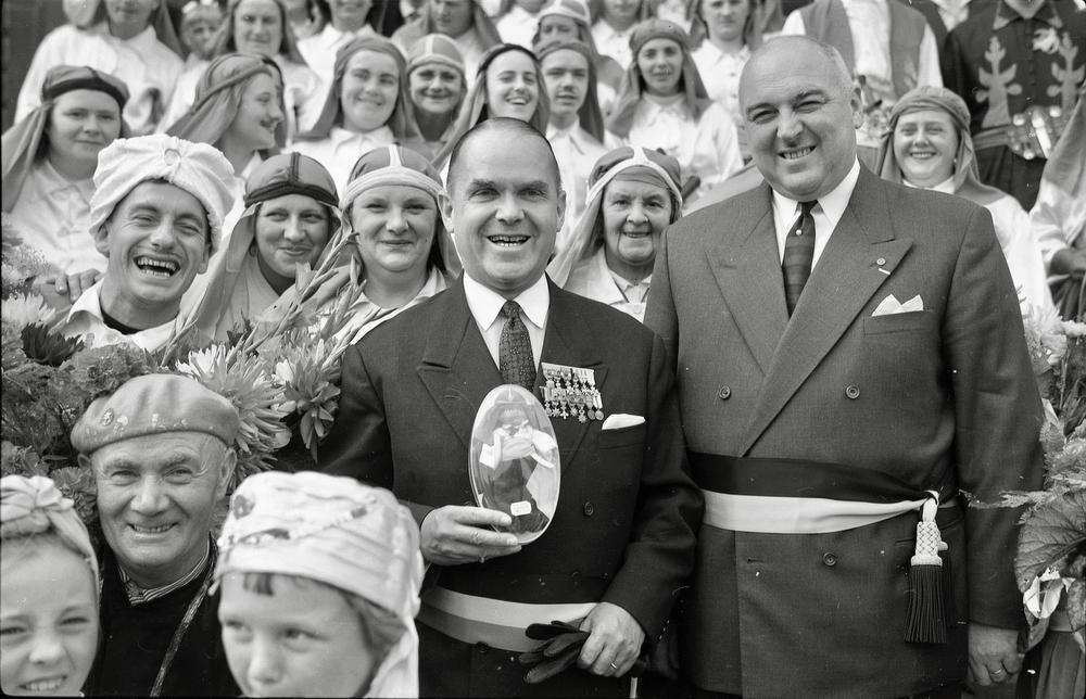 Burgemeester Adolf Van Glabbeke en schepen Maurice Quaghebeur sr. in het midden van de vrolijke groep naar aanleiding van de plechtige ontvangst en overhandiging van het nieuwe vaandel op het dienstdoend stadhuis (gerechtshof).