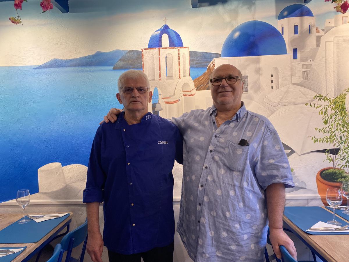 Corais Hadjiyannis (rechts) en zijn 'compagnon de route' Theo Tsiapalis hebben er beiden 44 jaar Grieks restaurant opzitten.