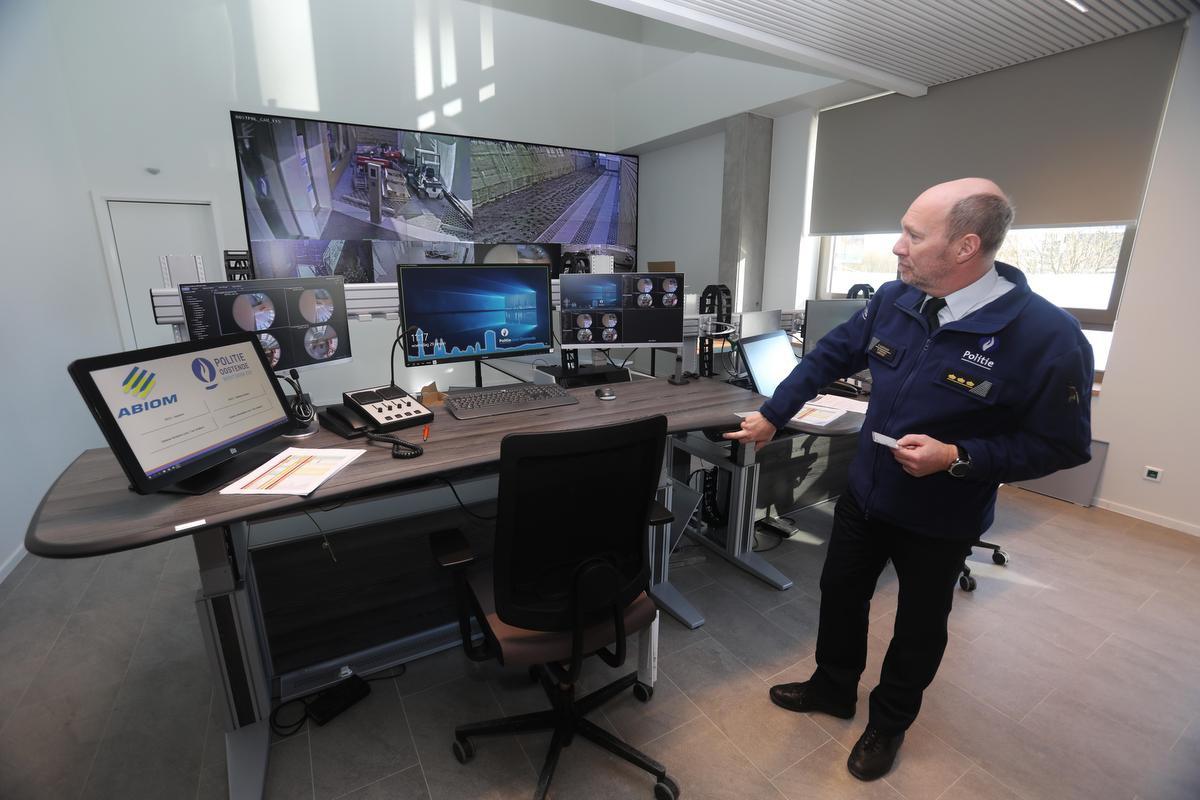 Korpschef Philip Caestecker in de dispatching, waar alle beschikbare beelden getoond kunnen worden op een videowall.