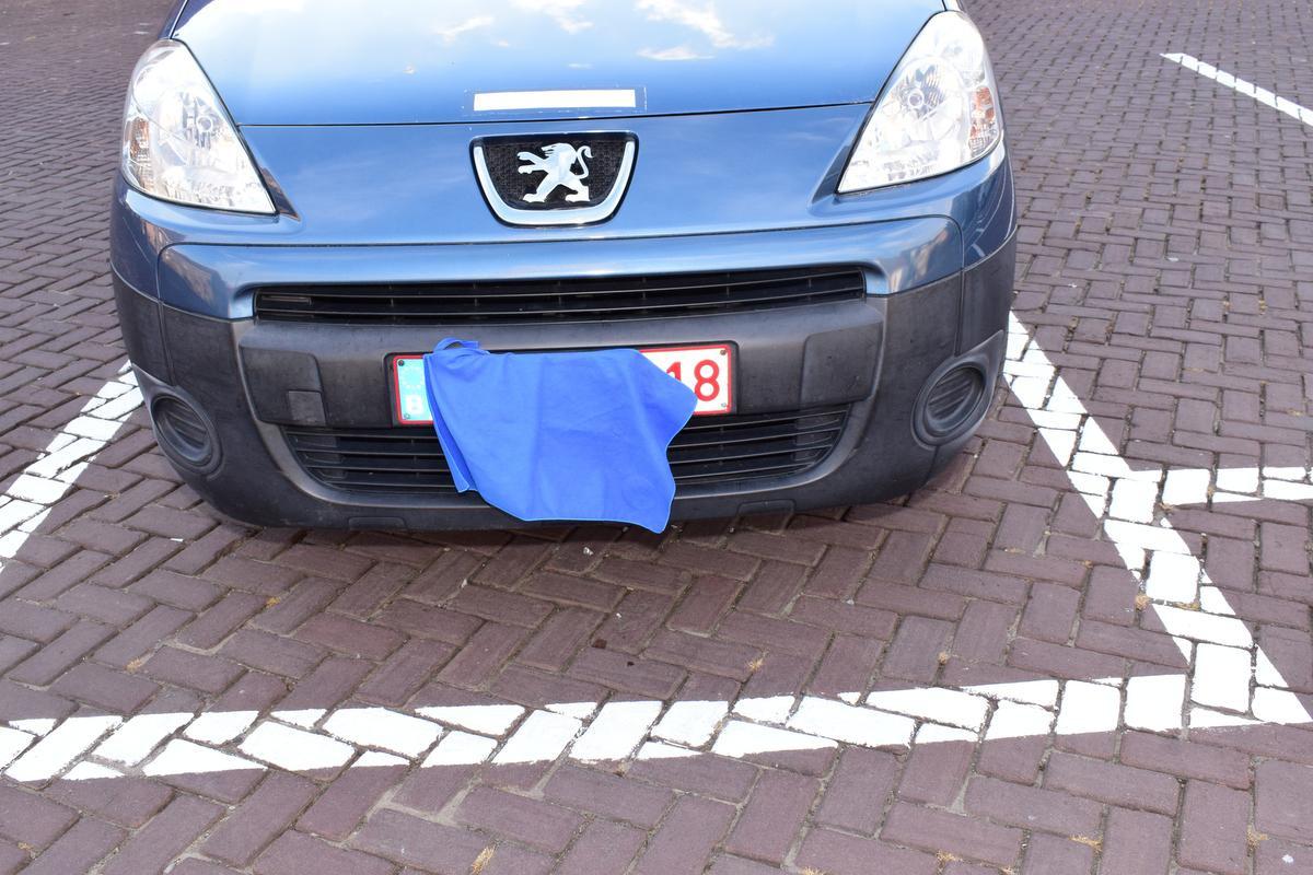 Als voorbeeld parkeerden wij een Peugeot Partner (tweedeurs en schuifdeur, breedte 1,81m)), het is duidelijk dat het een karwei zal worden om uit de wagen te geraken langs bestuurderszijde