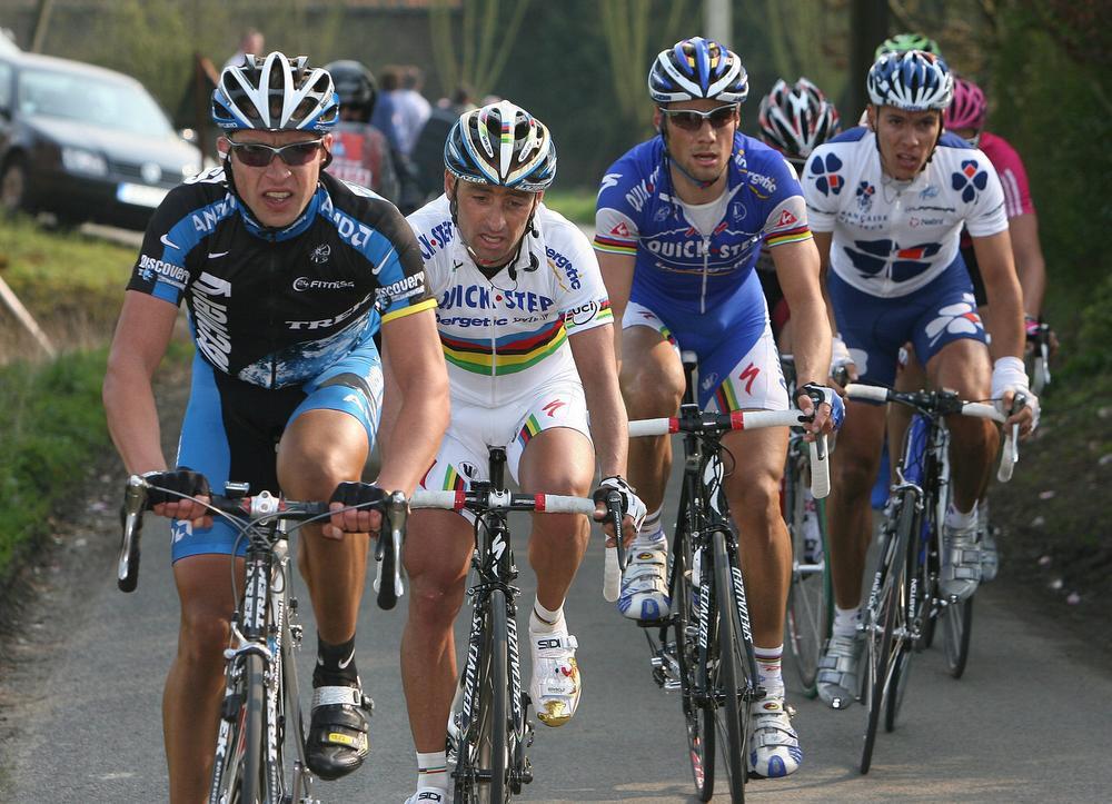 Stijn Devolder, hier op kop aan het sleuren met wereldkampioen Paolo Bettini, Tom Boonen en Philippe Gilbert in zijn wiel.