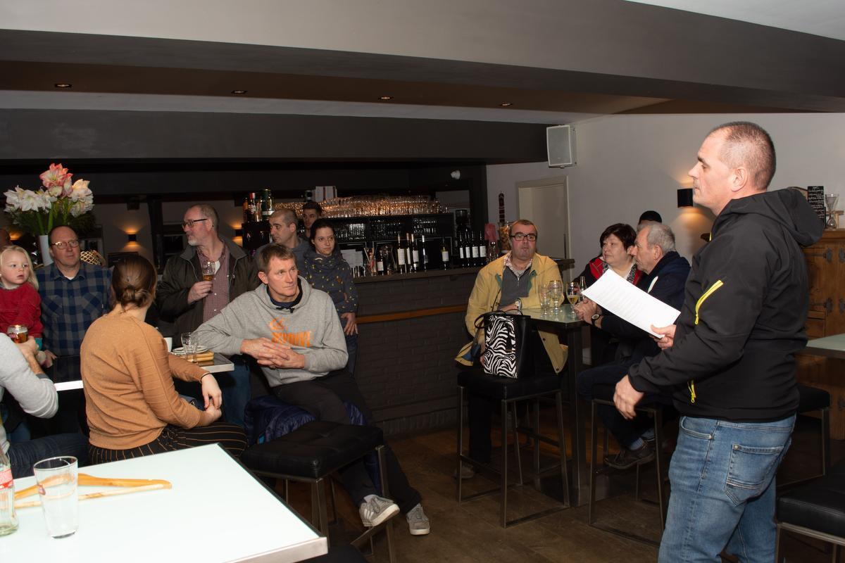 Postieve Facebookpagina 'Ik hou van parachutes aan de Moorseelse hemel' als reactie op zure brief