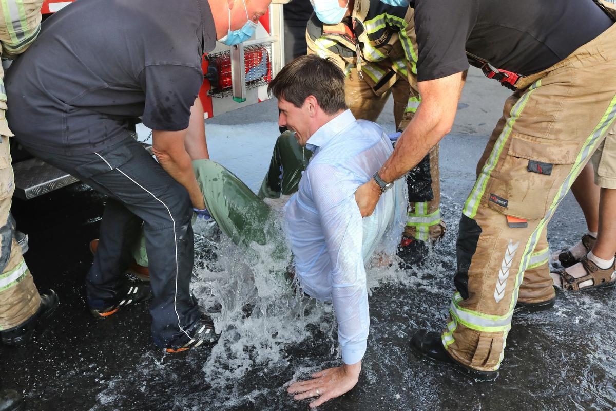 Ook de Torhoutse burgemeester Kristof Audenaert, voorzitter van de Hulpverleningszone 1 van de brandweer, moest eraan geloven: hij werd gedoopt.