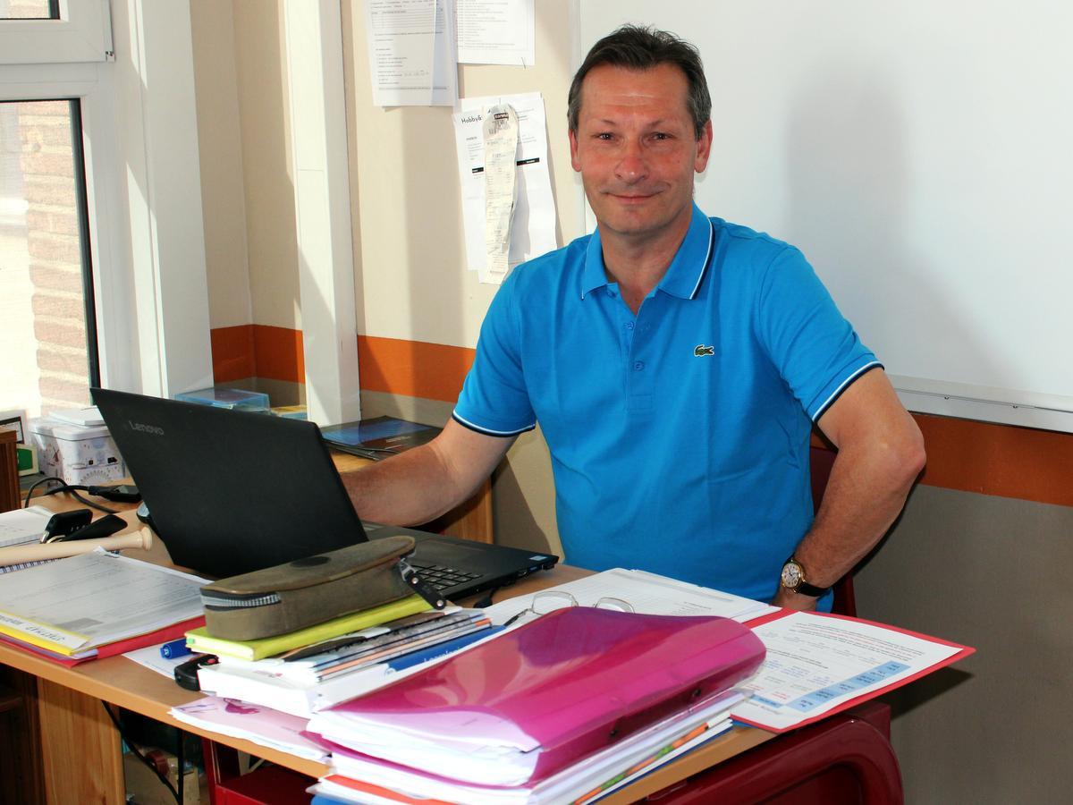 Meester Luc Tanghe is druk in de weer met de voorbereidingen van zijn laatste lessen.