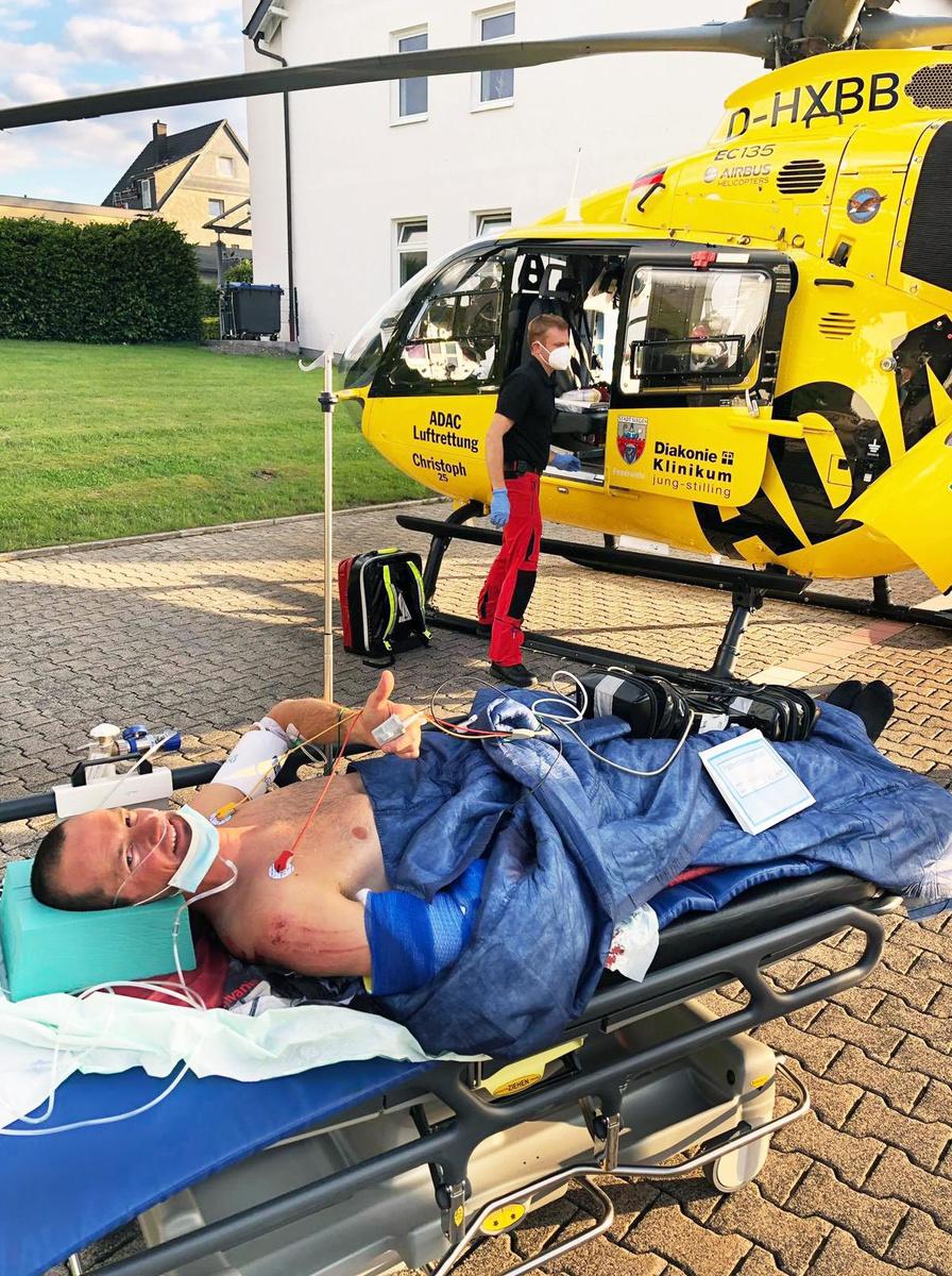 Zelfs toen Kris zwaar gehavend met de helikopter naar het ziekenhuis van Duisburg gebracht moest worden, bleef hij positief. De duim in de lucht!
