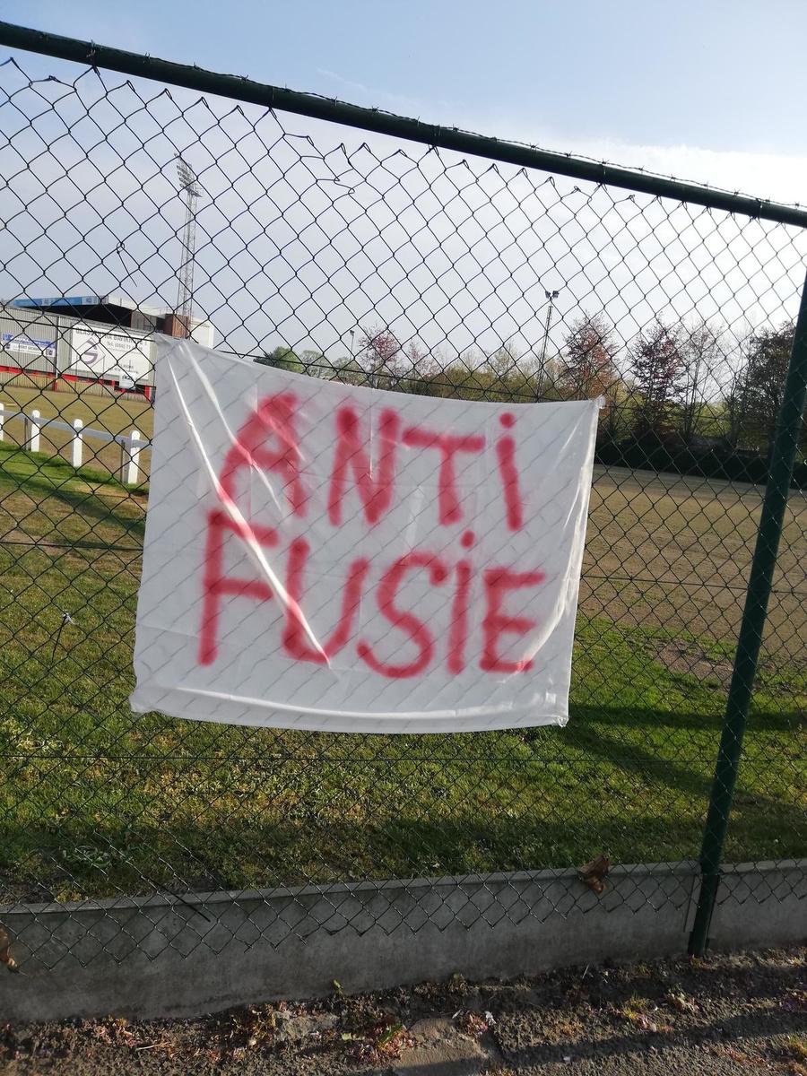 Fusiegesprekken tussen Moeskroen en KV Kortrijk, fans KVK niet tevreden 
