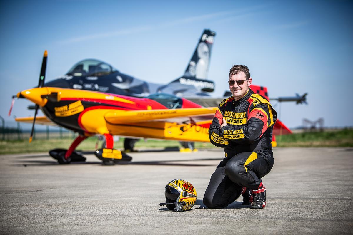 Stijn De Jaeghere bij zijn stuntvliegtuig.
