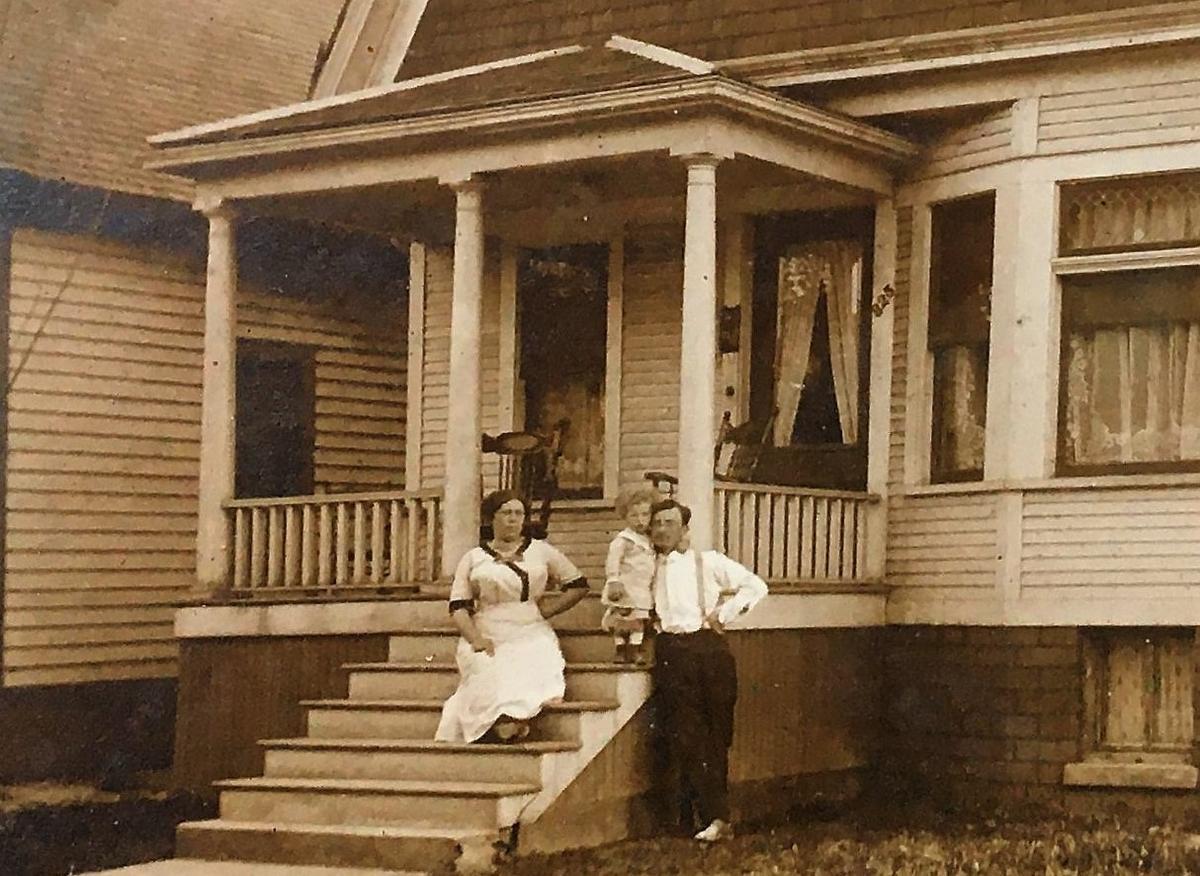 Achterneef Stephan Devogele uit Heule vond deze foto terug: de grootouders van de Amerikaan ongeveer 100 jaar geleden, in Detroit poserend met zoontje Andrew. (gf)