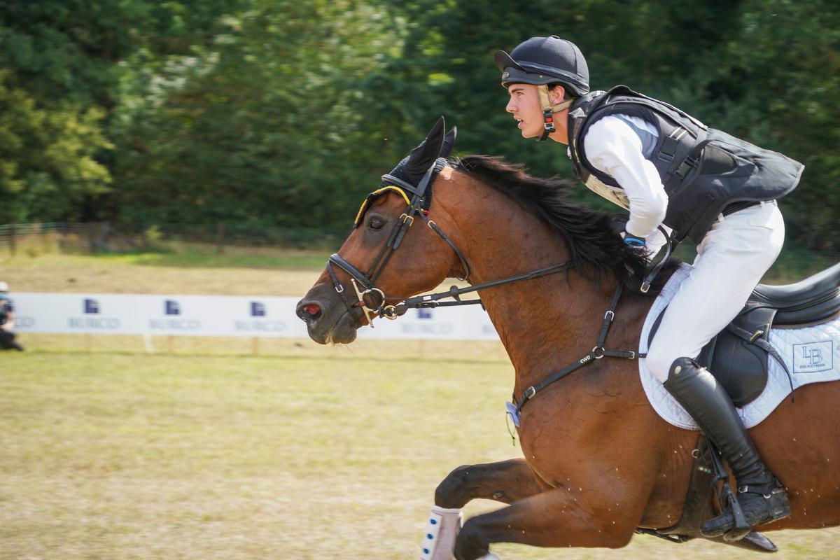 Leon Binard, nationaal kampioen eventing bij de juniores, in actie met zijn paard Enzo Van 't Vennehof. (foto ACR)