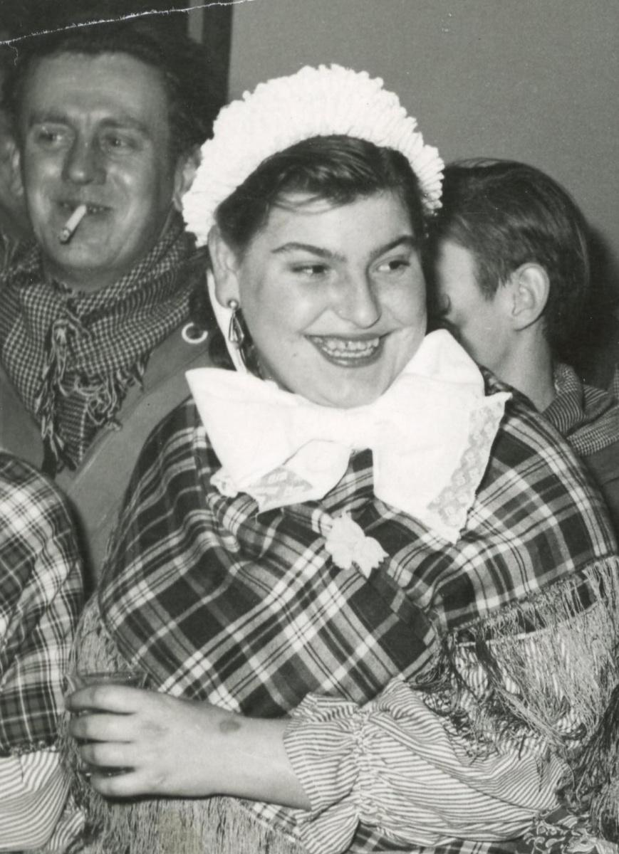 Lucy Monti, de figuurlijke oermoeder van Lucy Loes, wordt gepast geëerd in Oostende. (Foto K.O.H.K.O. De Plate)