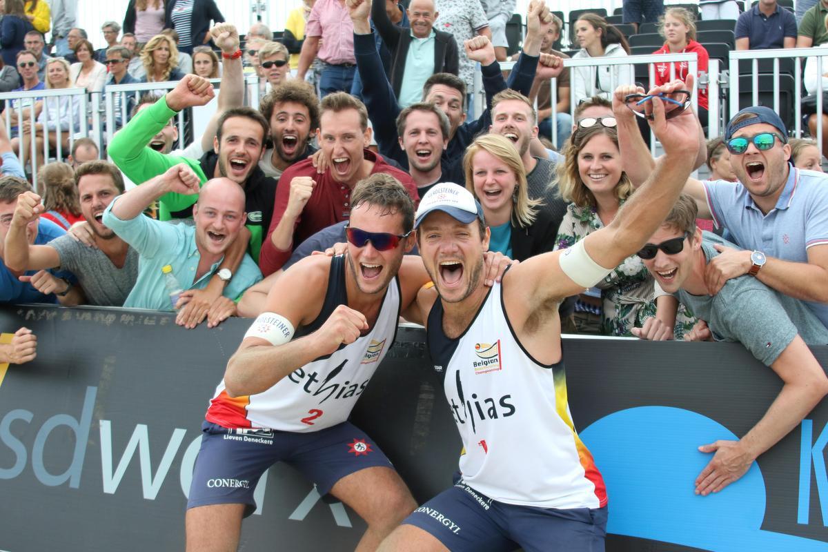 Lander en Louis Vandecaveye vieren met de fans na hun nationale titel.