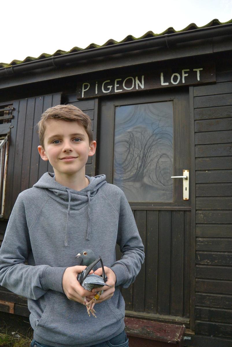 Arthur voor zijn 'pigeon loft'.