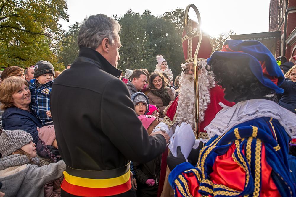 Ook de burgemeester mocht de Sint de hand schudden.