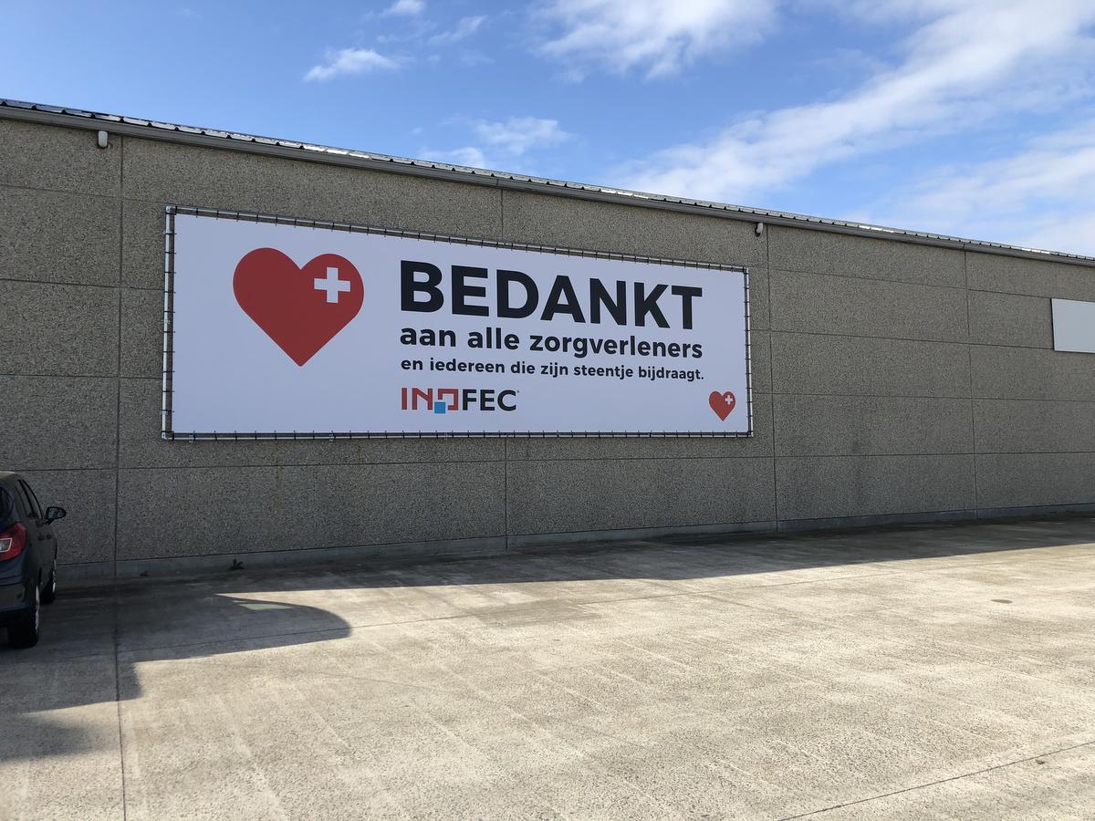 Tielts bedrijf schenkt bureaufietsen aan het Sint-Andriesziekenhuis