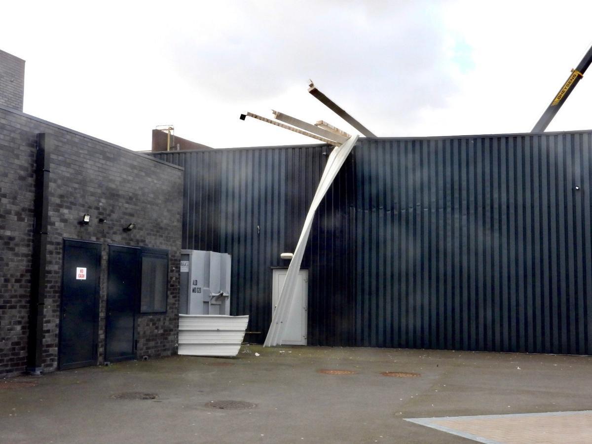 Luifel van Hema-filiaal in Sint-Pieters waait weg, winkel vandaag gesloten