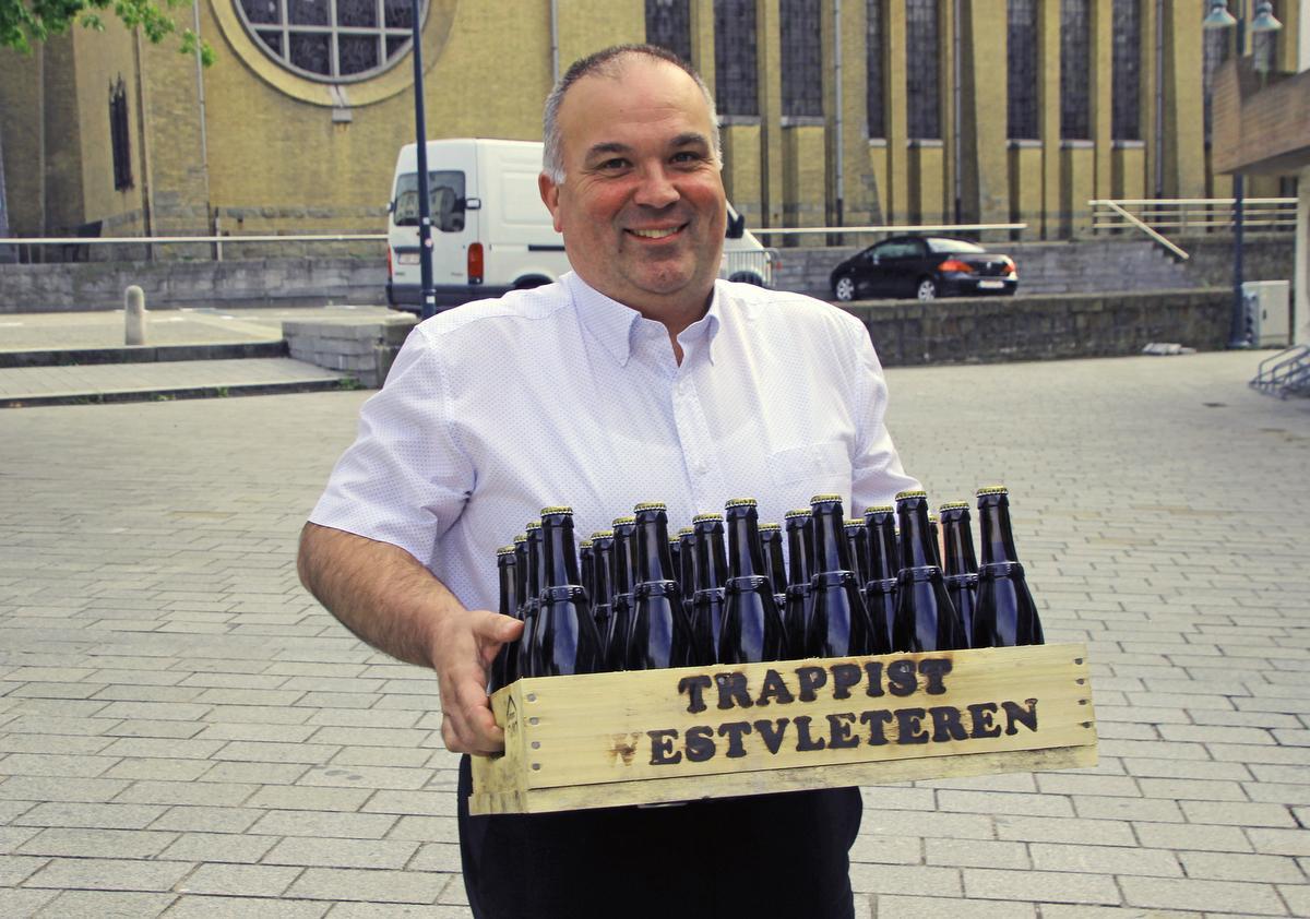 Priester Dirk Decuypere met een bak van 's werelds beste bier.