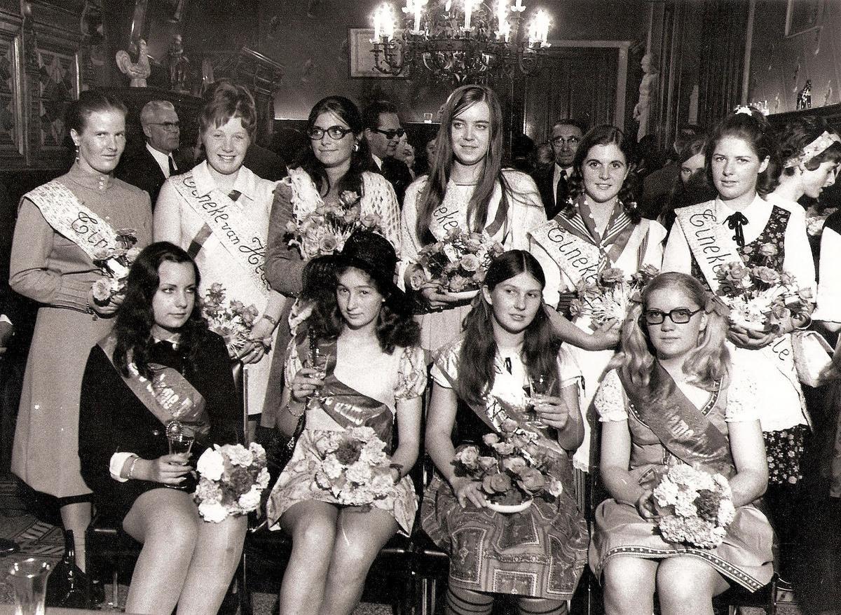 En unieke foto van 1970 met Ines Roosen zittend tweede van rechts, met rechts eerste eredame Greta Verschuere. Links haar twee tweede eredames Linda Vuylsteke en Carlina Vanmarcke. Achter hen de zes eerste Tinekes van Heule: Bernadette Seynaeve (+), Christiane Declercq, Rita Vanhoutte, Christa Huysentruit (+), Christa Thys en Krista Basyn.